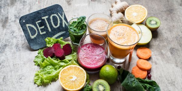 Jus détox et fruits frais pour soutenir le foie à la ménopause, stimuler la détox hormonale et renforcer le système immunitaire naturellement grâce à une alimentation vivante et équilibrée.