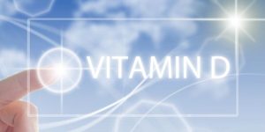 Vitamine D et soleil symbolisant l’importance de la vitamine D pour renforcer le système immunitaire et l’équilibre hormonal à la ménopause naturellement.